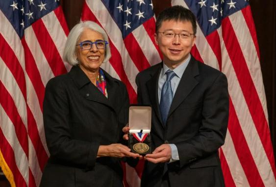 他獲得美國科技最高獎(圖1)